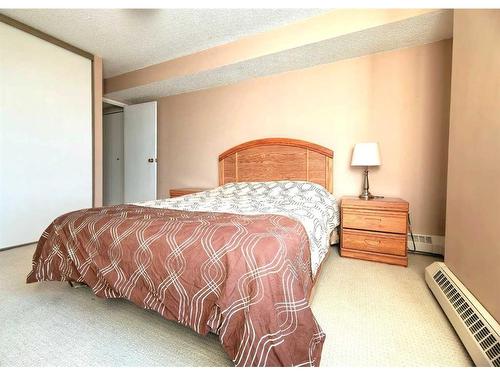 806-9800 Horton Road Sw, Calgary, AB - Indoor Photo Showing Bedroom