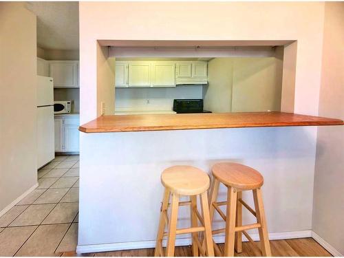 806-9800 Horton Road Sw, Calgary, AB - Indoor Photo Showing Kitchen