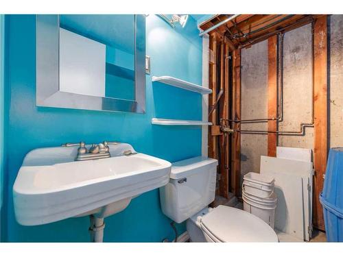 2030 27 Street Se, Calgary, AB - Indoor Photo Showing Bathroom