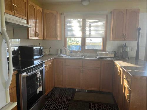 253129 Range Road 285 Street Ne, Rural Rocky View County, AB - Indoor Photo Showing Kitchen With Double Sink