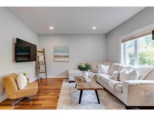 7866 Springbank Way Sw, Calgary, AB - Indoor Photo Showing Living Room