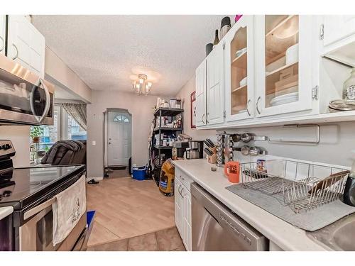 28-5315 53 Avenue Nw, Calgary, AB - Indoor Photo Showing Kitchen