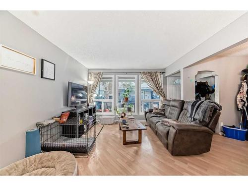 28-5315 53 Avenue Nw, Calgary, AB - Indoor Photo Showing Living Room