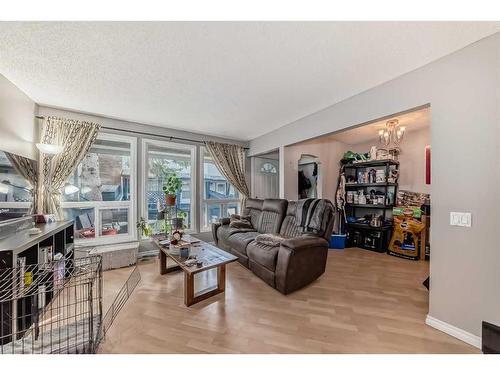 28-5315 53 Avenue Nw, Calgary, AB - Indoor Photo Showing Living Room