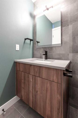 1712 Edenwold Heights Nw, Calgary, AB - Indoor Photo Showing Bathroom