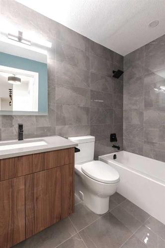 1712 Edenwold Heights Nw, Calgary, AB - Indoor Photo Showing Bathroom