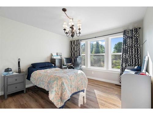 25 2 Street Se, High River, AB - Indoor Photo Showing Bedroom