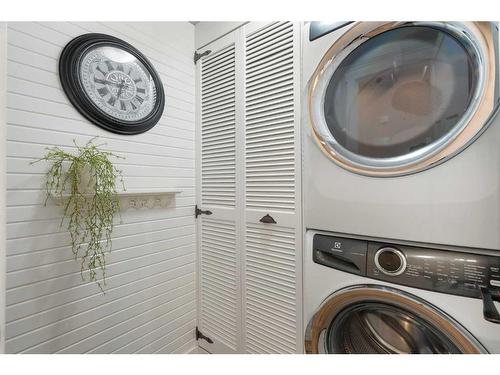 25 2 Street Se, High River, AB - Indoor Photo Showing Laundry Room