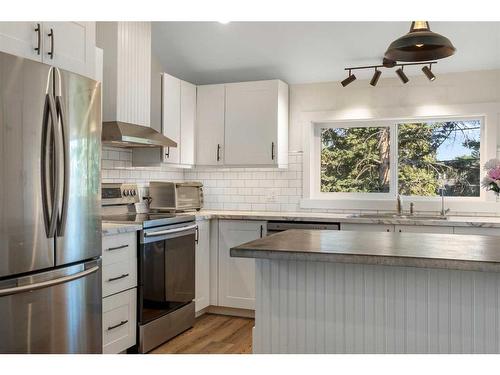 25 2 Street Se, High River, AB - Indoor Photo Showing Kitchen With Stainless Steel Kitchen