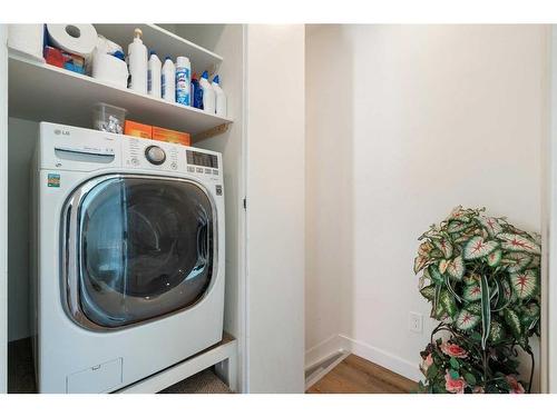 25 2 Street Se, High River, AB - Indoor Photo Showing Laundry Room