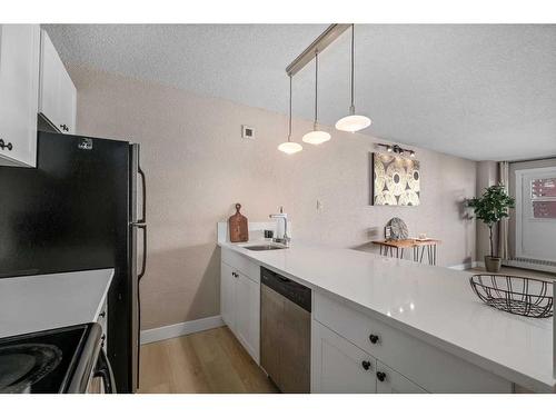 910-221 6 Avenue Se, Calgary, AB - Indoor Photo Showing Kitchen With Upgraded Kitchen