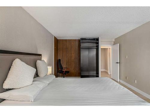 910-221 6 Avenue Se, Calgary, AB - Indoor Photo Showing Bedroom