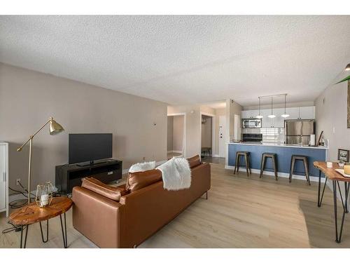 910-221 6 Avenue Se, Calgary, AB - Indoor Photo Showing Living Room