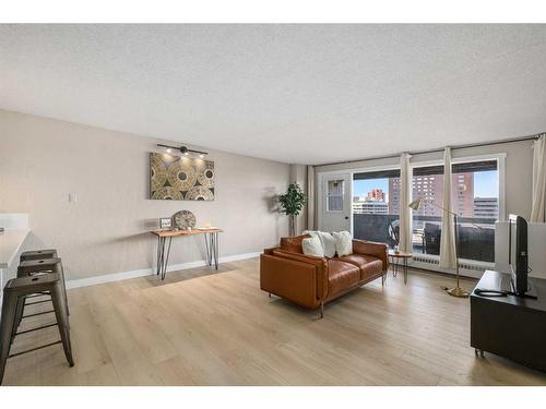 910-221 6 Avenue Se, Calgary, AB - Indoor Photo Showing Living Room