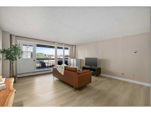 910-221 6 Avenue Se, Calgary, AB - Indoor Photo Showing Living Room