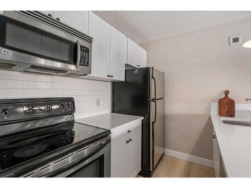 910-221 6 Avenue Se, Calgary, AB - Indoor Photo Showing Kitchen