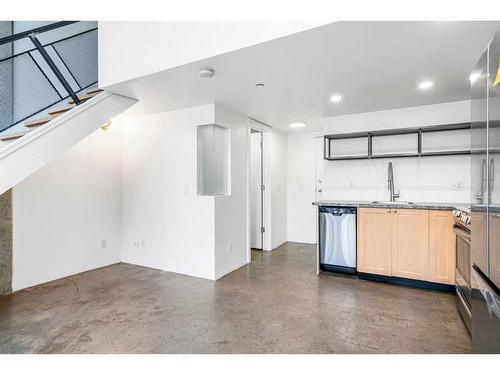 604-535 8 Avenue Se, Calgary, AB - Indoor Photo Showing Kitchen