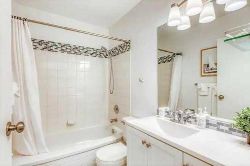 2715 63 Avenue Sw, Calgary, AB - Indoor Photo Showing Bathroom