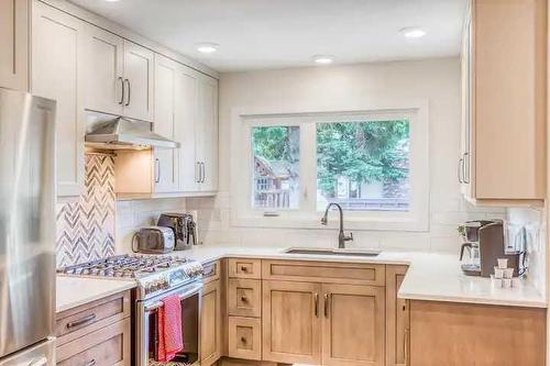 2715 63 Avenue Sw, Calgary, AB - Indoor Photo Showing Kitchen