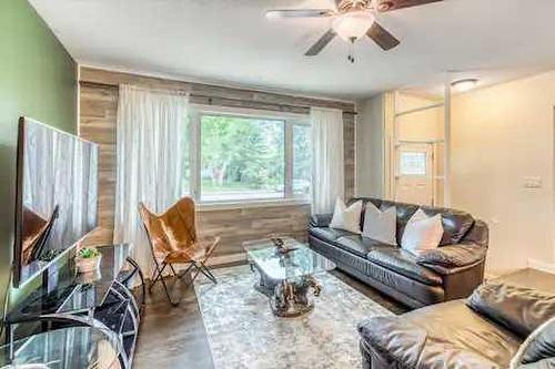 2715 63 Avenue Sw, Calgary, AB - Indoor Photo Showing Living Room