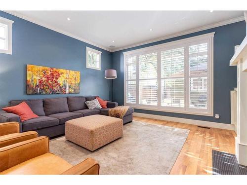 2031 Bowness Road Nw, Calgary, AB - Indoor Photo Showing Living Room