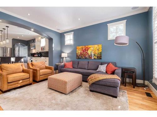 2031 Bowness Road Nw, Calgary, AB - Indoor Photo Showing Living Room