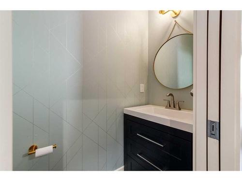 2031 Bowness Road Nw, Calgary, AB - Indoor Photo Showing Bathroom