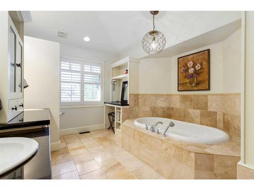 2031 Bowness Road Nw, Calgary, AB - Indoor Photo Showing Bathroom