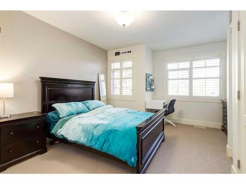 2031 Bowness Road Nw, Calgary, AB - Indoor Photo Showing Bedroom