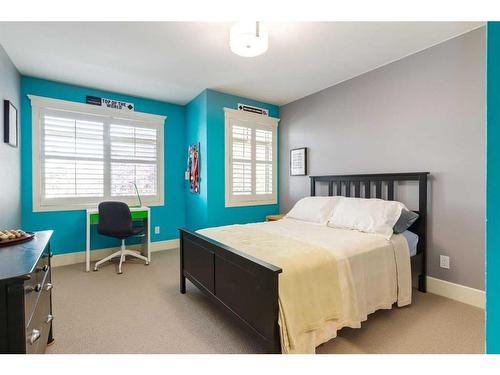 2031 Bowness Road Nw, Calgary, AB - Indoor Photo Showing Bedroom