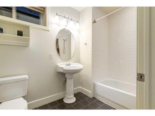 2031 Bowness Road Nw, Calgary, AB - Indoor Photo Showing Bathroom