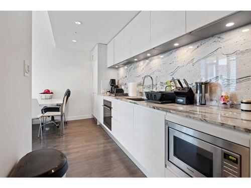 1203-310 12 Avenue Sw, Calgary, AB - Indoor Photo Showing Kitchen With Upgraded Kitchen