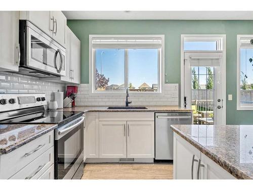 202 Auburn Crest Way Se, Calgary, AB - Indoor Photo Showing Kitchen