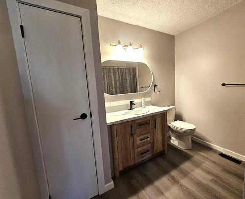 5134 42 Street, Olds, AB - Indoor Photo Showing Bathroom