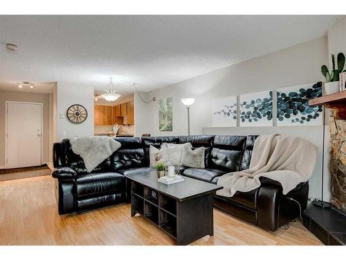 2135-70 Glamis Drive Sw, Calgary, AB - Indoor Photo Showing Living Room