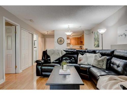 2135-70 Glamis Drive Sw, Calgary, AB - Indoor Photo Showing Living Room