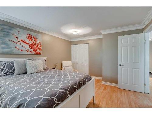 2135-70 Glamis Drive Sw, Calgary, AB - Indoor Photo Showing Bedroom