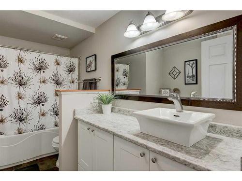 2135-70 Glamis Drive Sw, Calgary, AB - Indoor Photo Showing Bathroom