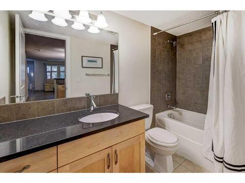 104-201 Muskrat Street, Banff, AB - Indoor Photo Showing Bathroom