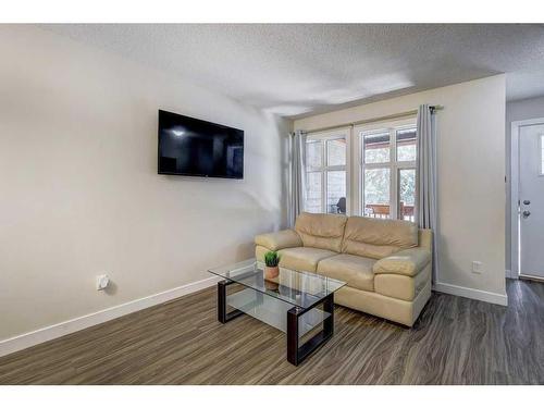 104-201 Muskrat Street, Banff, AB - Indoor Photo Showing Living Room