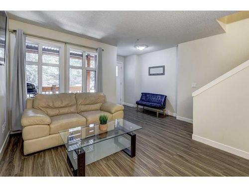 104-201 Muskrat Street, Banff, AB - Indoor Photo Showing Living Room