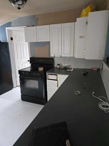 104 8 Avenue, Gleichen, AB - Indoor Photo Showing Kitchen