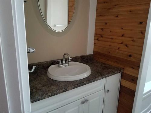 104 8 Avenue, Gleichen, AB - Indoor Photo Showing Bathroom