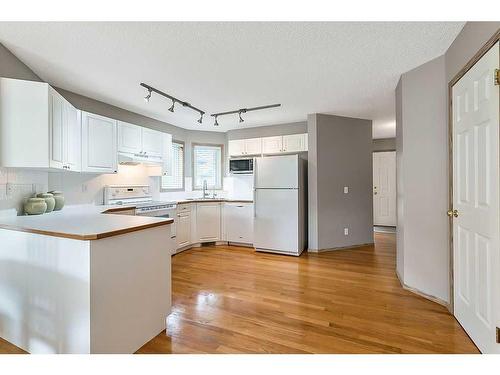 108 Chaparral Point Se, Calgary, AB - Indoor Photo Showing Kitchen