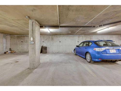 317-315 24 Avenue Sw, Calgary, AB - Indoor Photo Showing Garage