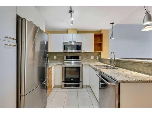 317-315 24 Avenue Sw, Calgary, AB - Indoor Photo Showing Kitchen With Stainless Steel Kitchen With Double Sink