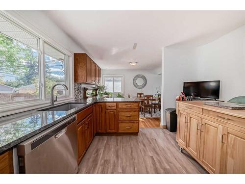 3715 Richmond Road Sw, Calgary, AB - Indoor Photo Showing Kitchen