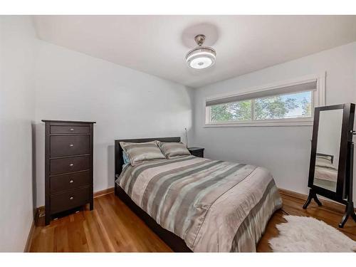 3715 Richmond Road Sw, Calgary, AB - Indoor Photo Showing Bedroom