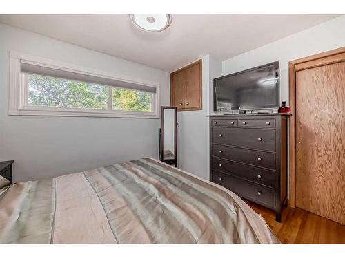 3715 Richmond Road Sw, Calgary, AB - Indoor Photo Showing Bedroom