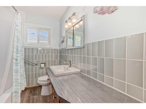 3715 Richmond Road Sw, Calgary, AB - Indoor Photo Showing Bathroom